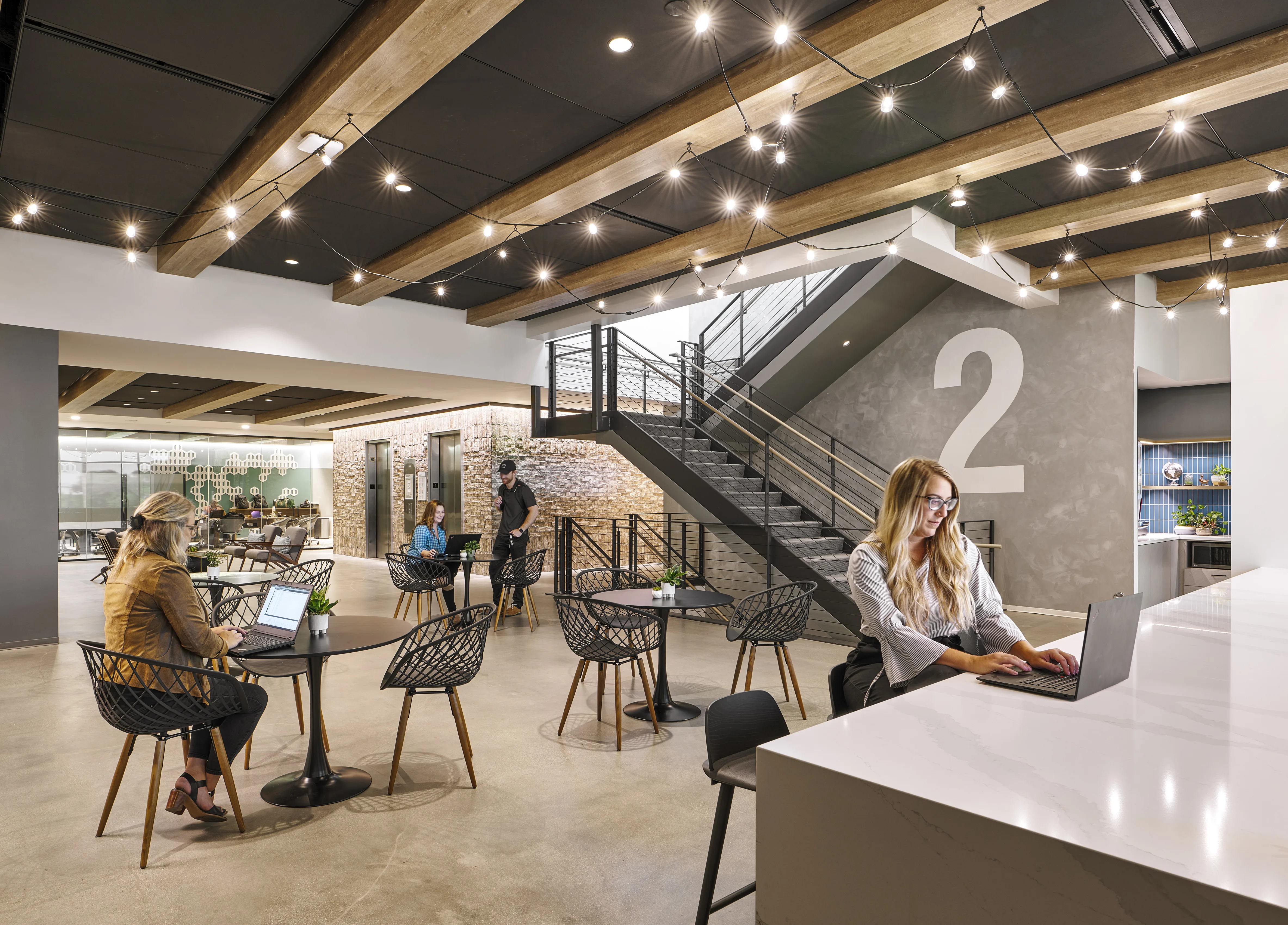 Managing Organizational Space within the Hybrid Workplace 